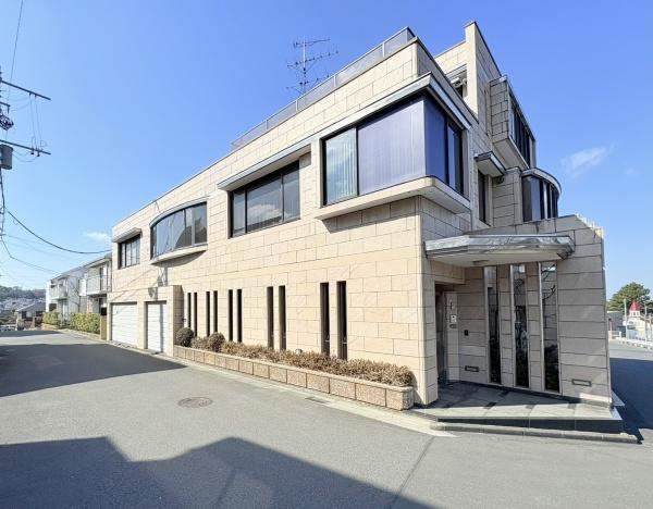 横浜市港南区港南台８丁目の中古一戸建の前面道路含む現地写真