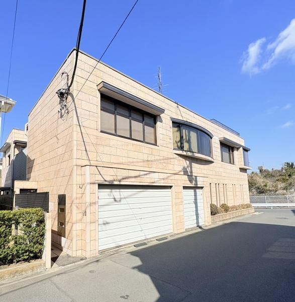 横浜市港南区港南台８丁目の中古一戸建の前面道路含む現地写真