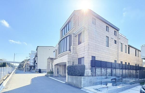 横浜市港南区港南台８丁目の中古一戸建の前面道路含む現地写真