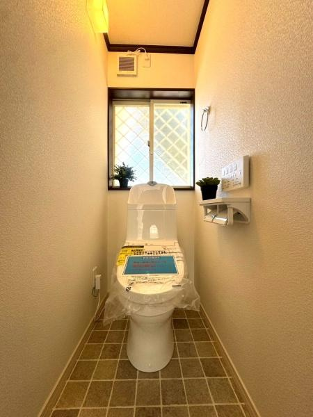 川崎市麻生区早野の中古一戸建のトイレ|今や日本のトイレの常識となった洗浄機能付きトイレ。もちろん最新型の温水洗浄便座が完備されています。
