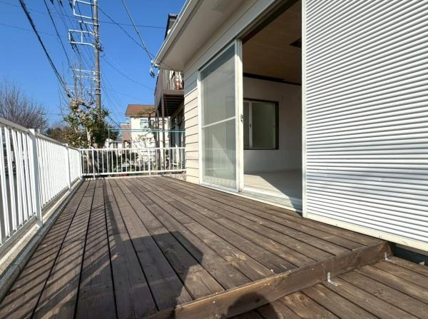 川崎市麻生区早野の中古一戸建のバルコニー|１階のウッドデッキがとっても魅力的！