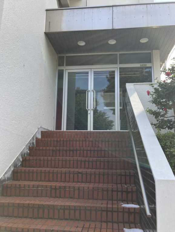 馬事公苑ヒミコマンション　礼金０　南西角部屋　ファミリー向けのエントランス