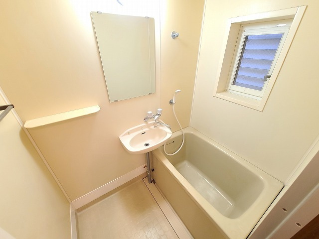 トークビレッジの浴室|★浴室に換気用の小窓を設置しています★