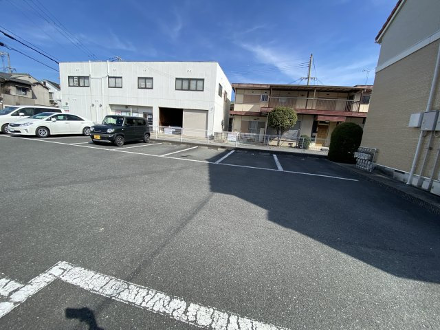フローレスの駐車場