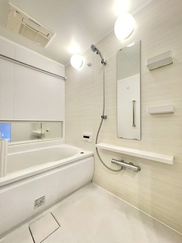 アルファステイツ城西公園の浴室|暖房乾燥機付きの浴室です。季節問わず大活躍してくれる住設備です。