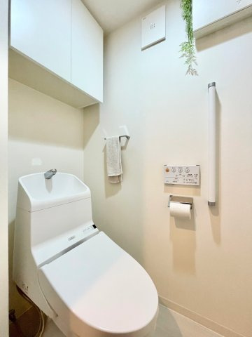 アルファステイツ城西公園のトイレ|温水洗浄便座付きトイレです。トイレットペーパーなどの日用品も吊戸棚にスッキリ収納できます。