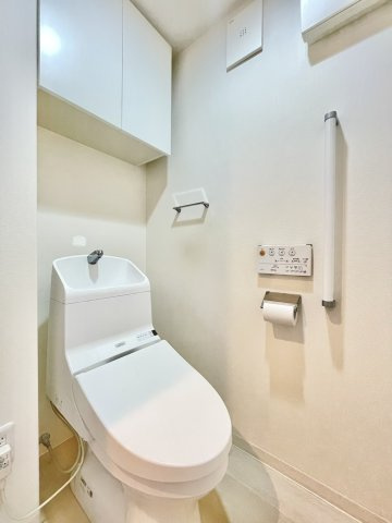 アルファステイツ城西公園のトイレ|温水洗浄便座付きトイレです。トイレットペーパーなどの日用品も吊戸棚にスッキリ収納できます。