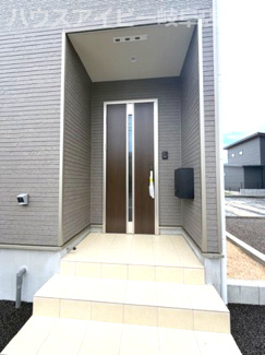 【玄関】 | 岐阜市菅生新築建売全2棟！お車並列3台可能！前面道路幅員6.0ｍ！お車停めやすいです♪ | 岐阜市菅生新築建売全2棟！お車並列3台可能！前面道路幅員6.0ｍ！お車停めやすいです♪