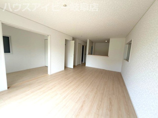 【居間・リビング】 | 岐阜市菅生新築建売全2棟！お車並列3台可能！前面道路幅員6.0ｍ！お車停めやすいです♪ | 岐阜市菅生新築建売全2棟！お車並列3台可能！前面道路幅員6.0ｍ！お車停めやすいです♪
