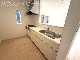 【キッチン】 | 岐阜市菅生新築建売全2棟！お車並列3台可能！前面道路幅員6.0ｍ！お車停めやすいです♪ | 岐阜市菅生新築建売全2棟！お車並列3台可能！前面道路幅員6.0ｍ！お車停めやすいです♪