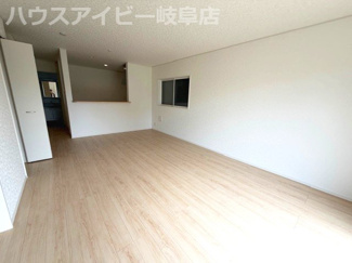【居間・リビング】 | 岐阜市菅生新築建売全2棟！お車並列3台可能！前面道路幅員6.0ｍ！お車停めやすいです♪ | 岐阜市菅生新築建売全2棟！お車並列3台可能！前面道路幅員6.0ｍ！お車停めやすいです♪