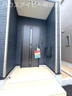 【玄関】 | 岐阜市菅生新築建売全2棟！お車並列3台可能！前面道路幅員6.0ｍ！お車停めやすいです♪ | 岐阜市菅生新築建売全2棟！お車並列3台可能！前面道路幅員6.0ｍ！お車停めやすいです♪
