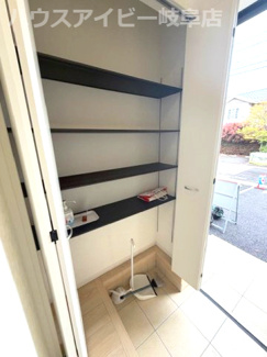 【玄関】 | 岐阜市菅生新築建売全2棟！お車並列3台可能！前面道路幅員6.0ｍ！お車停めやすいです♪ | 岐阜市菅生新築建売全2棟！お車並列3台可能！前面道路幅員6.0ｍ！お車停めやすいです♪