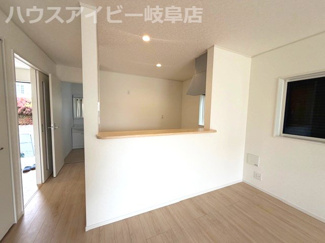 【居間・リビング】 | 岐阜市菅生新築建売全2棟！お車並列3台可能！前面道路幅員6.0ｍ！お車停めやすいです♪ | 岐阜市菅生新築建売全2棟！お車並列3台可能！前面道路幅員6.0ｍ！お車停めやすいです♪