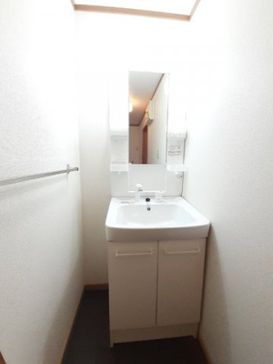 【洗面所】 | クレストール平生Ｂ | 明るい洗面所です
