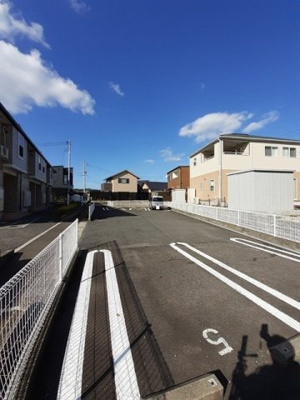 【駐車場】 | グリーンホームⅡ | 駐車場があるので、車を買う予定の方も安心です