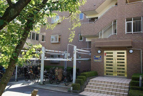 ロイヤルヒルズ中浦和のエントランス