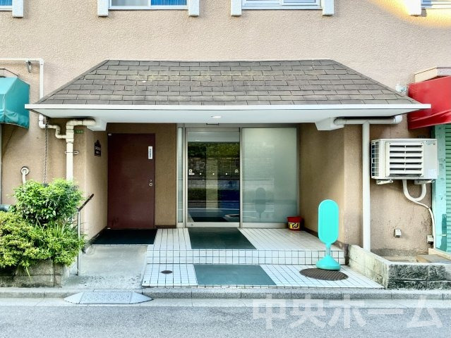 エルアルカサル尾久のエントランス|【エントランス】マンションのエントランスは、その物件の印象を決める、顔とも言える場所です。毎日通る場所ですからきれいなのが一番です。エントランス内はオートロックですので暮らしの安全も確保されています。