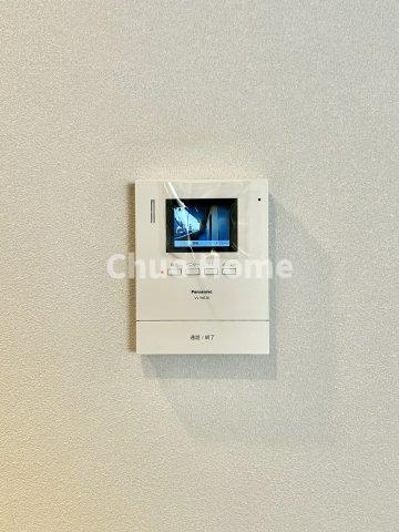 エルアルカサル尾久のセキュリティ|【モニターホン】誰が来たかすぐにわかるカラーモニター付きインターホン。通話ボタンを押すまでは室内の音は漏れていませんので相手を確かめてから応対できます。