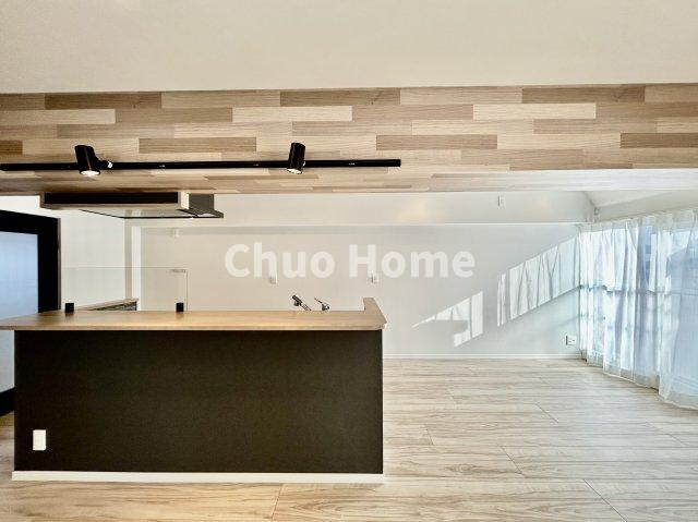 エルアルカサル尾久のキッチン|視界に広がりを生むオープンなキッチン。料理や片付けをしながら、家族との会話を楽しんだり、リビングで遊ぶ子どもを見守れます。ご見学時には家具の配置などもイメージしながらぜひご覧になって見て下さい。