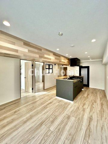 エルアルカサル尾久の居間・リビング|【リビングダイニング】一日の中で多くの時間を過すことになるリビングダイニングだからこそ、いつも穏やかな空間であることが必然。爽やかな通風と採光を存分に感じる事が出来る空間です。