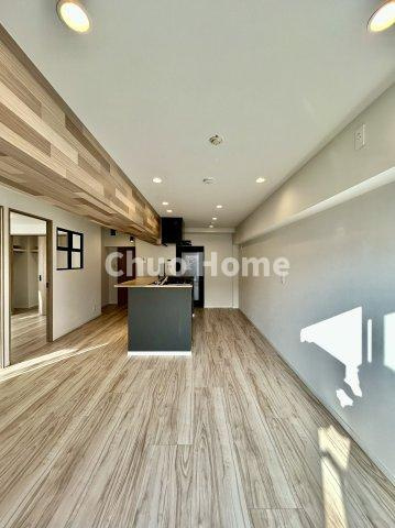 エルアルカサル尾久のダイニング|【ダイニング】忙しい朝でも、しっかり家族が揃って食事をして頂けるゆとりある大きさのダイニングスペース。奥様が作る手料理をカウンター越しに受けとって頂き、テーブルで囲む素敵な時間を存分に愉しんで下さい。