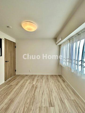 エルアルカサル尾久の寝室|【寝室】心と体をゆったりと安らげる主寝室。寝室のゆとりが大きい分だけ、暮らしの安らぎは深まります。一日の疲れを癒すだけでなく、ご夫婦の親密な語らいを紡ぎ出します