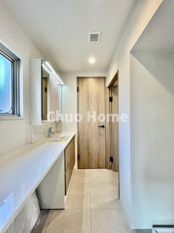 エルアルカサル尾久の脱衣所|【洗面所】明るい洗面所は朝をすっきりさせてくれる空間です。バタバタしている忙しい朝でも収納が多い洗面台では短い時間で効率良く支度ができます。