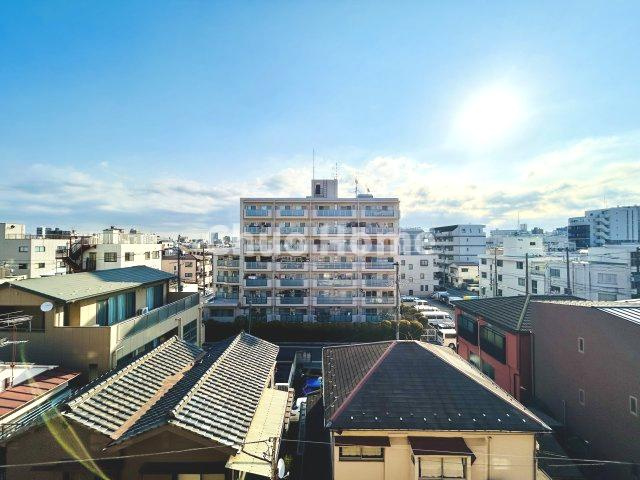 エルアルカサル尾久の展望|手を伸ばせば、ふれることが出来そうな環境が、そのままインテリアになったような印象です。その豊かな眺望にふさわしい空間には、通風・採光にも優れ、心地よい光と風があふれています