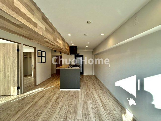 エルアルカサル尾久の居間・リビング|【居間・リビング】「ＬＤＫは家族団らんをデザイン」広いＬＤＫでは家族が集まり一緒の時間を過ごせる工夫がされております。何気ない一日の当たり前のひとコマがいつか一生の宝物になります