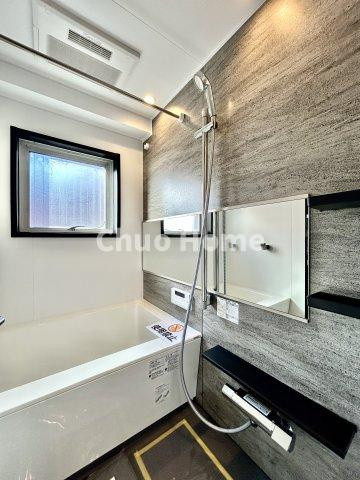 エルアルカサル尾久の浴室|【バスルーム】暖房換気乾燥機付きシステムバスルーム。暖房・冷風・換気・乾燥など、毎日を快適に過ごせるうれしい機能が揃っています。雨の日の洗濯物も安心です。