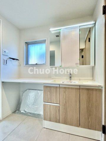 エルアルカサル尾久の独立洗面台|【洗面化粧台】洗面化粧台には三面鏡を採用。身だしなみを整えやすい事はもちろんですが、鏡の後ろに収納スペースを設ける事により、散らかりやすい洗面スペースをすっきりさせる事が出来るのも嬉しいですね