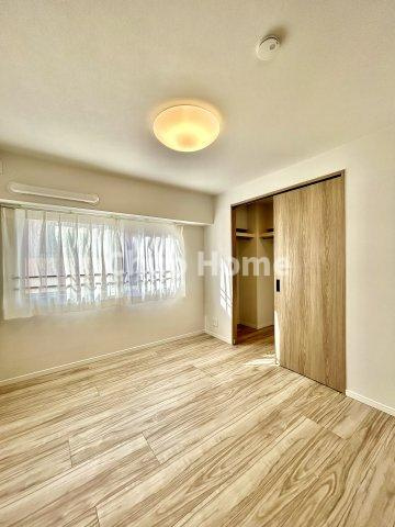 エルアルカサル尾久の洋室|【洋室】快適に過ごす条件は、一人ひとり違います。だからこそ飾り過ぎないシンプルな内装と偏り過ぎないデザインで統一しております。居住していく中でオーナー様だけの【マイホーム】に創り上げて下さい