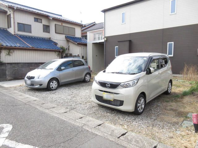 中央６丁目貸事務所の駐車場