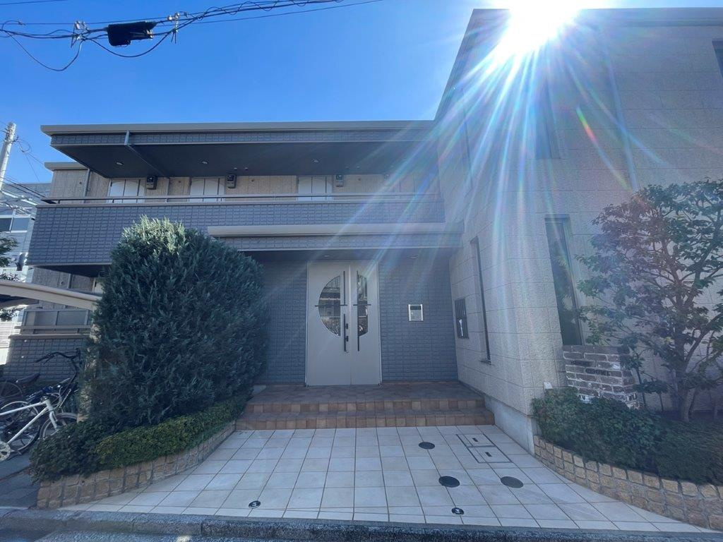 武蔵野市境南町５丁目の賃貸マンションのエントランス