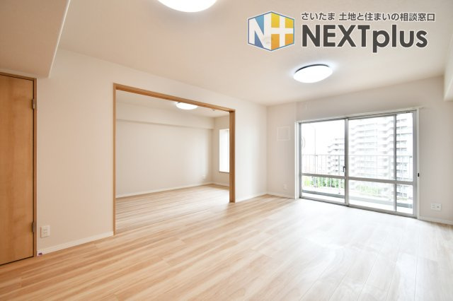 サンマンション北本1号館の居間・リビング|LDK15.7帖：可動間仕切りを大きく開放すると…、合計20帖越えのゆったり空間に！洋室のクローゼットも大容量で、散らかりがちなお部屋も、いつもスッキリ気持ち良い室内となります。