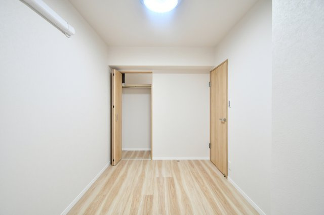 サンマンション北本1号館の洋室|洋室③4.6帖：クローゼットは各部屋に備わっておりますので、家族それぞれで洋服収納をすることも可能です。また、上下セパレートになっているため衣替えもしやすく、ハンガーパイプで家事時短にも◎！
