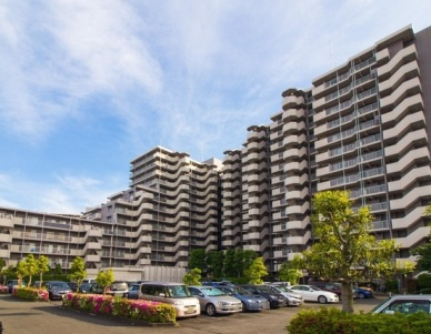 サンマンション北本1号館の外観|【外観】北本市東間5丁目、1990年2月築のマンション。JR高崎線「北本」駅徒歩19分。外部公開情報では総戸数230戸・14階建の記載があります。共用部の管理状況も見学時にご確認ください。