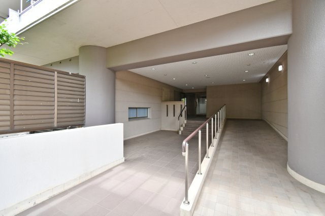 サンマンション北本1号館のエントランス|当社はポータルサイト掲載物件、他社様掲載物件なども含めて複数物件をまとめてご案内可能です！気になる物件はいくつでもご気軽にお申し付けください。皆様のご連絡心よりお待ちしております。