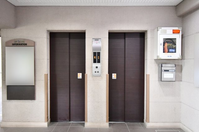 サンマンション北本1号館のその他共用部分|エレベーターは2基設置されております!朝のラッシュの時間帯にも安心ですね！大荷物を抱えているときやお子様やワンちゃんを抱っこしているときでも楽々昇降できます◎！
