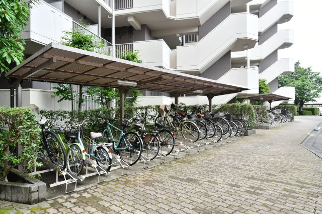 サンマンション北本1号館の駐輪場|■私共は、強引なセールスは致しません。『今買えるから大丈夫』ではなく、『買った後の本当の幸せは何か』を考えた上でのご提案を徹底しております。どうぞお気軽にご連絡下さいませ。
