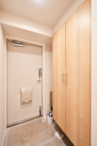 サンマンション北本1号館の玄関|トールサイズのシューズボックスですので、ご家族分の靴がしっかり収納する事ができます！ブーツや長靴などの季節ものや、高さのあるヒールなどもまとめて収納できるのが嬉しいポイントです。