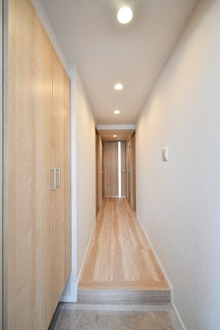 サンマンション北本1号館の玄関|玄関は広めに設計されておりますので、お子様と並んで靴を一緒に履く事もできます！トールサイズのシューズボックスですので、ご家族分の靴がしっかり収納する事ができます。