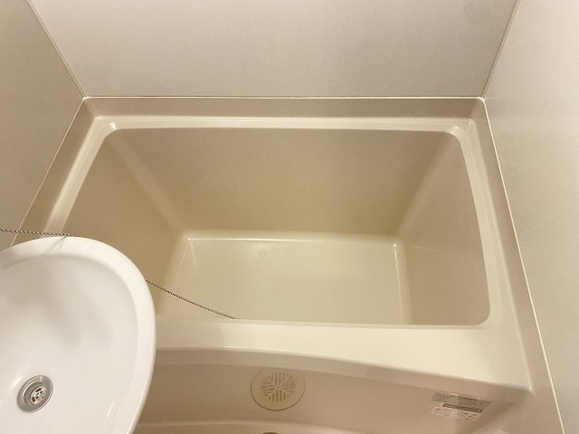 レオパレスあまがさき駅近の浴室|コンパクトで使いやすいお風呂です