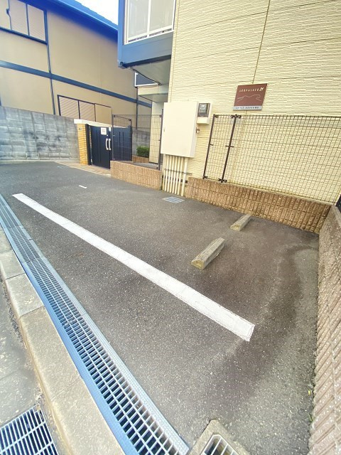 レオパレスあまがさき駅近の駐車場|駐車場があるので、車を買う予定の方も安心です