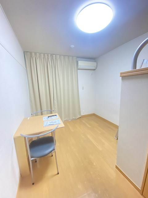 レオパレスあまがさき駅近の寝室|ゆとりの広さです