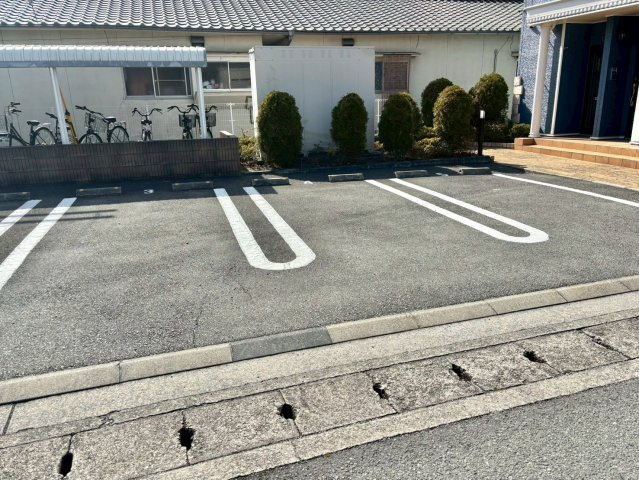 ワイズ　コンブリオⅤの駐車場