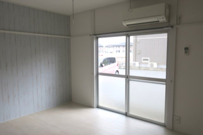 【居間・リビング】 | アビタシオン小山 | アクセントクロスがおしゃれな６帖の洋室