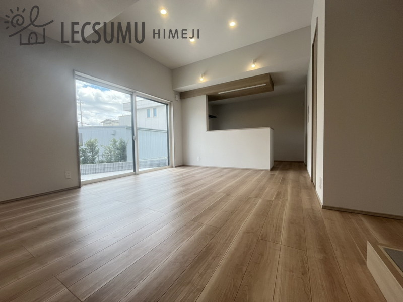 姫路市御立西3丁目/新築戸建の居間・リビング