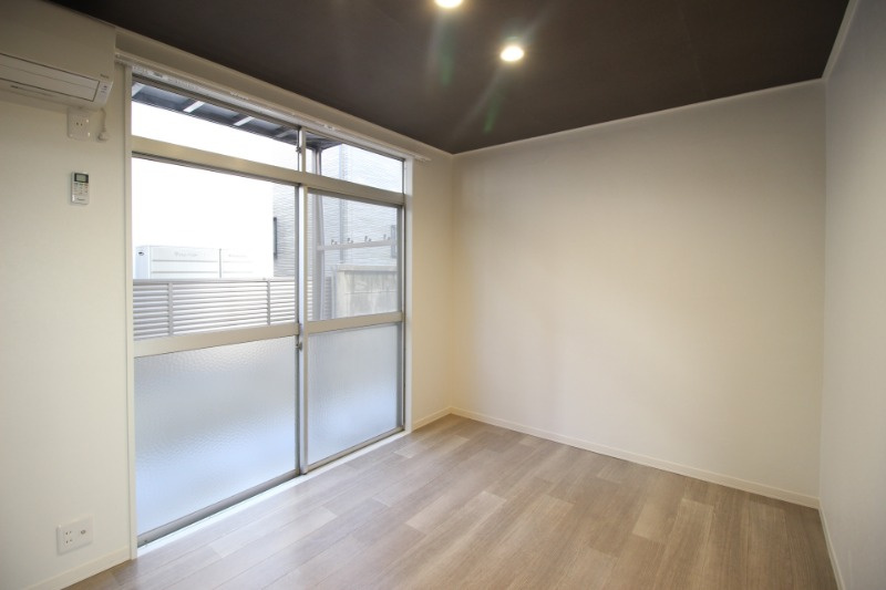 ヴィラ用賀の居間・リビング|天井のアクセントクロス・ダウンライトがおしゃれ♪